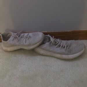 White gray athletic shoe long shoelaces heal support black bottoms been worn!!!!